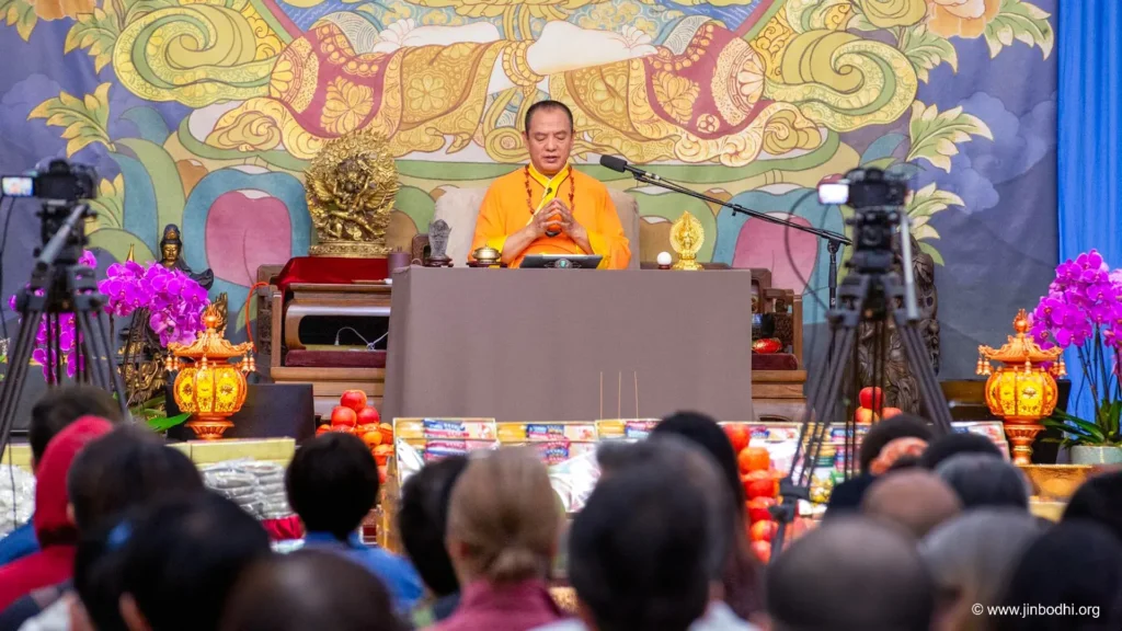 During the ceremony at the Vancouver Bodhi Meditation Center, Grandmaster JinBodhi chanted The Earth Store Bodhisattva’s (Ksitigarbha) Heart Mantra together with the audience.