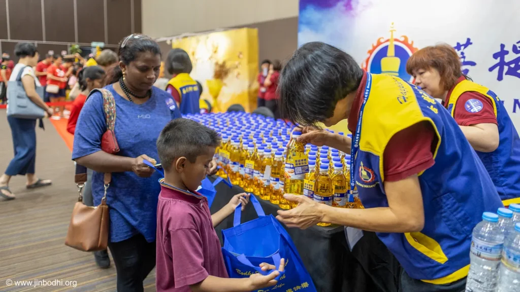 Ullambana commemorative items were distributed during the Malaysian Ullambana Ceremony.  