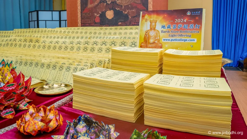 Lotus offering tablets were set up for the deceased at the ceremony.