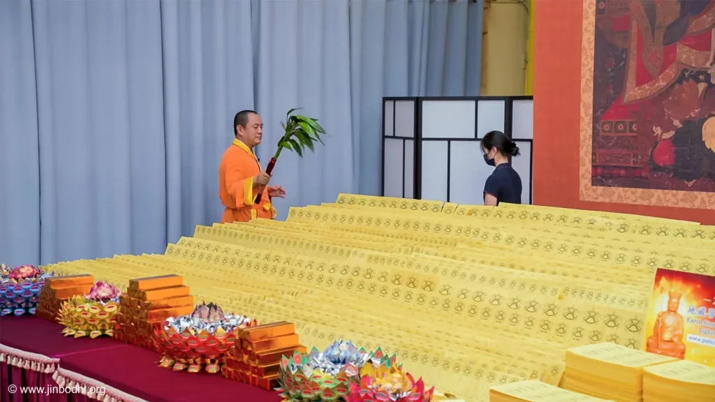 The solemn moment when Grandmaster JinBodhi purified thousands of lotus tablets.  