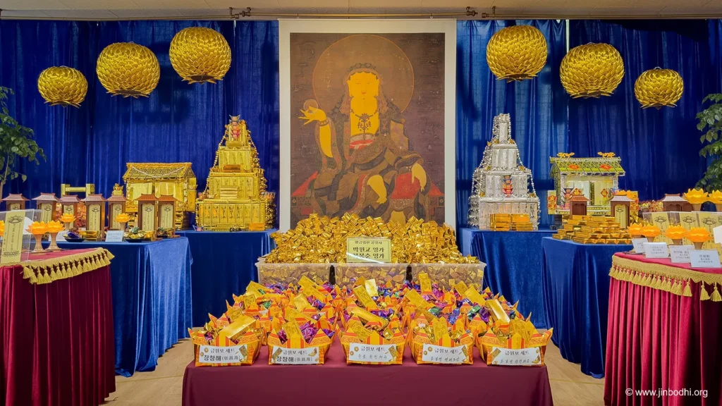 The Earth Store Bodhisattva Thangka and the offering table at the Ullambana Ceremony, are filled with offerings. 