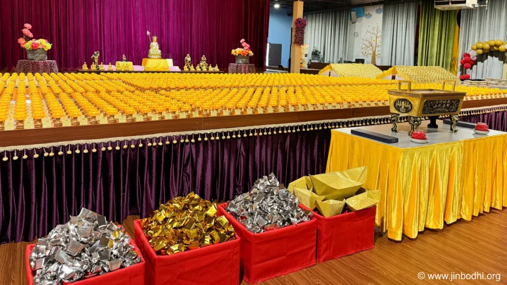 The light offering ceremony at the Bodhi Meditation, Toronto, Canada’s Ullambana Ceremony where the lights shone brightly. 