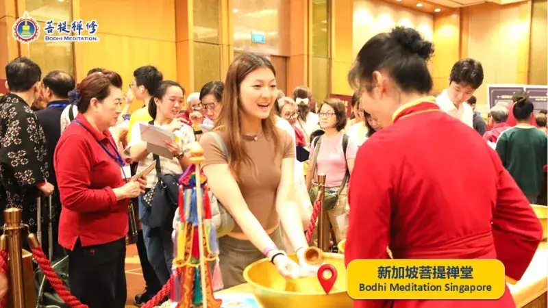 温哥华菩提禅堂的法会现场,义工协助信众进行金盆洗手祈福仪式。