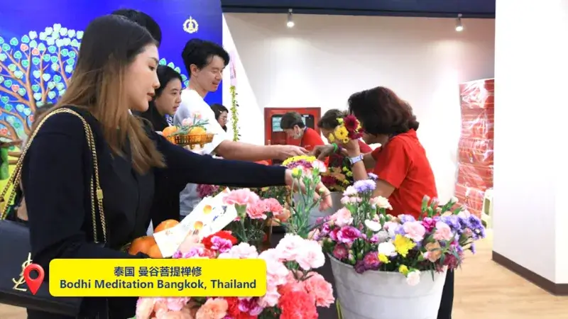 来宾恭敬供奉鲜花,参与祈福与供养仪式。