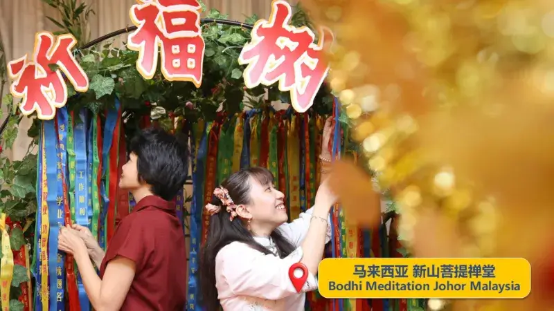 在柔佛菩提禅堂,信众挂上彩色祈福带,祈求事业顺利与平安吉祥。